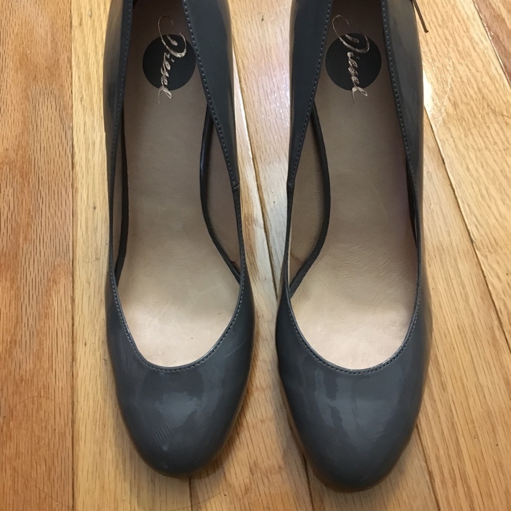 Grey pumps